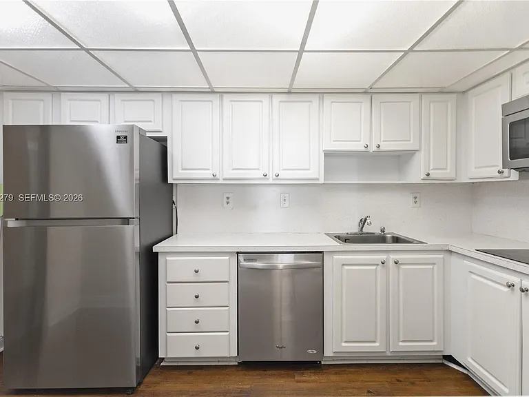 19390 Collins Ave #516 — Photo 7