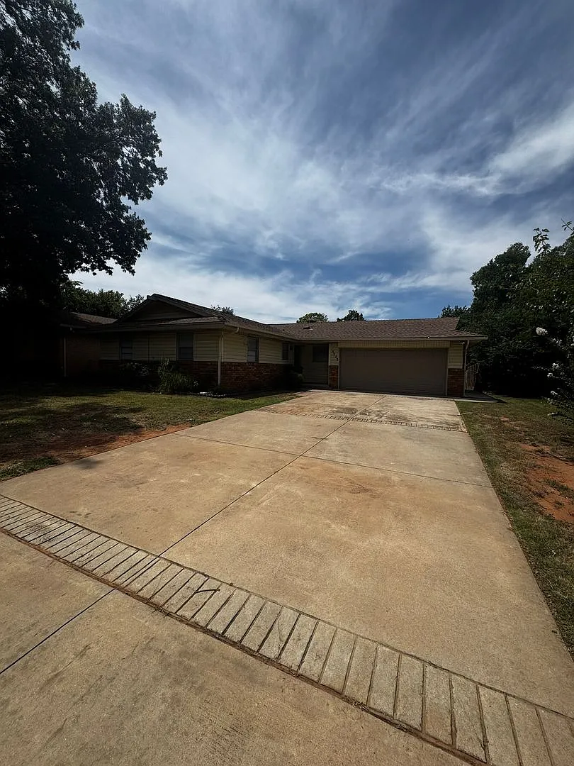 (3) Bed/(2) Bath with (2) Living Areas in MWC Avail NOW! — Photo 2