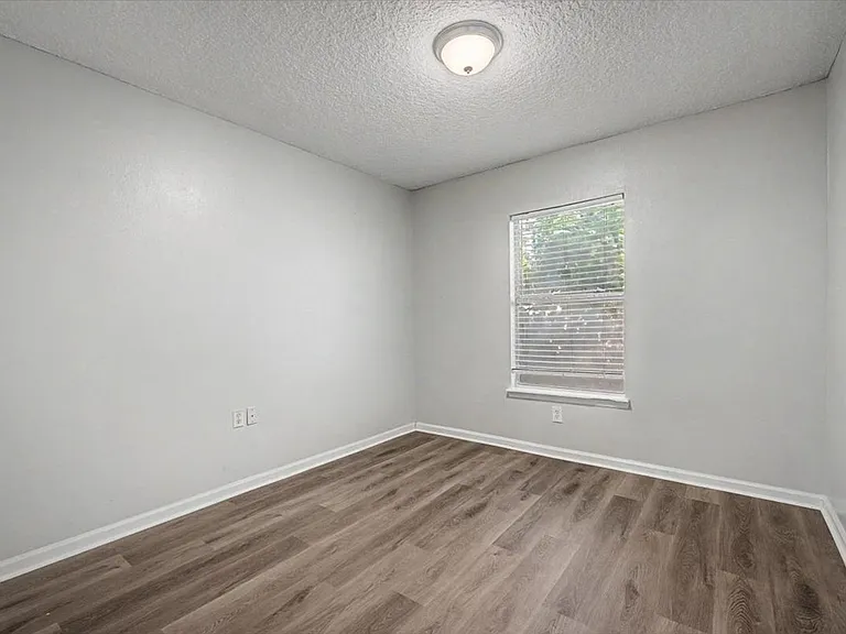 3303 Broadway Ave — Photo 14