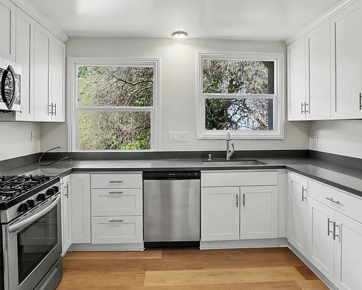 Renovated 3br W/ Dining Room. Views! Parking Avail., Free Laundry! — Photo 14