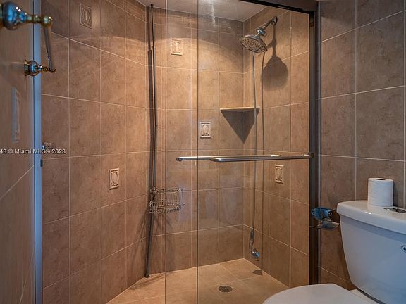 5th image of 3400 NE 192nd St APT 705