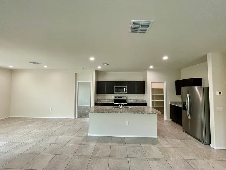 18563 W Desert Hollow Dr — Photo 1