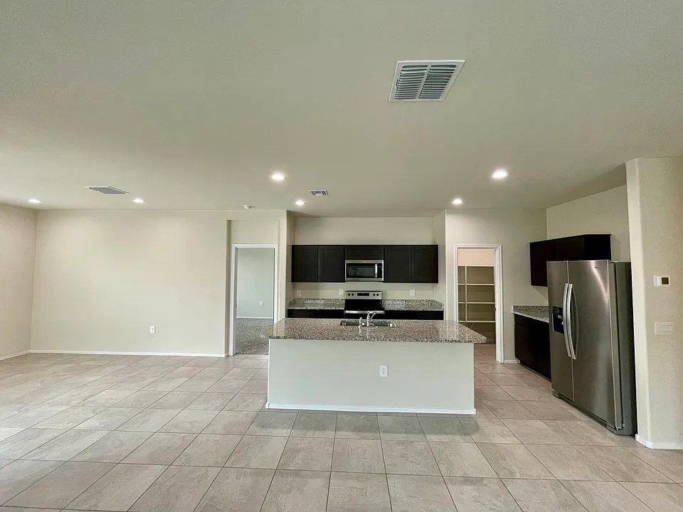 18563 W Desert Hollow Dr