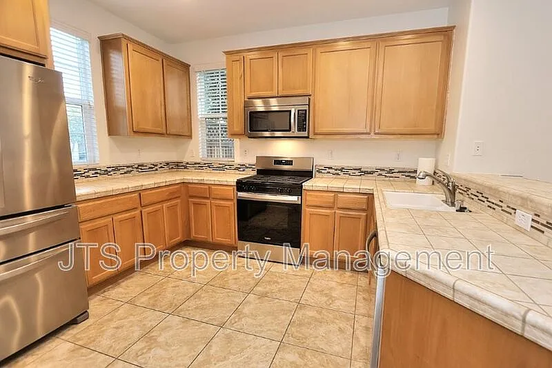 3 bed, 2.5 bath, 1542 sqft, $2,795 — Photo 2