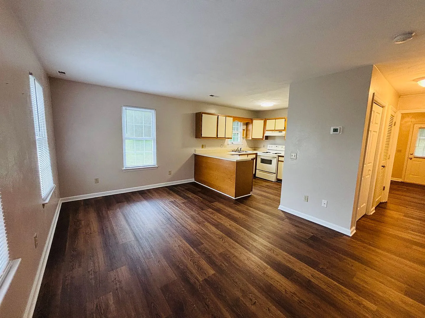 4 Bedroom, 3 Bath Townhouse — Photo 2