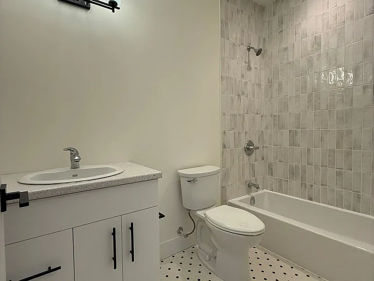 604 Queen St S #109 — Photo 14