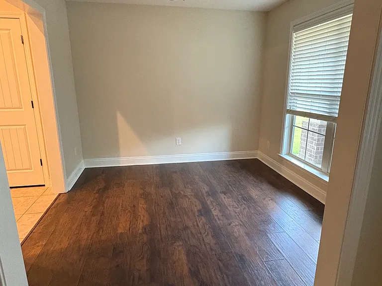 986 Tudor Ln — Photo 15