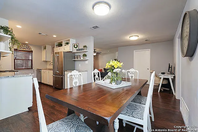 3 bed, 1880 sqft, $2,200 — Photo 4