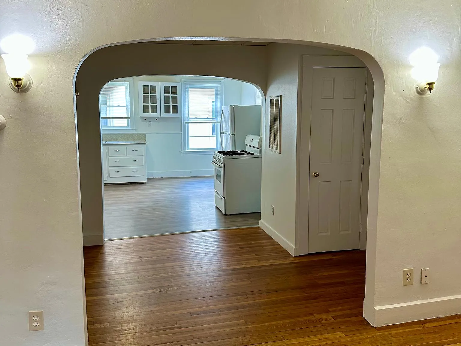 2 bed, 1000 sqft, $1,950 — Photo 3