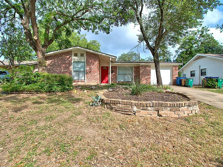 2604 Sherwood Ln — Photo 3