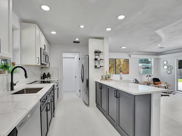 832 SW 10th Ave — Photo 7