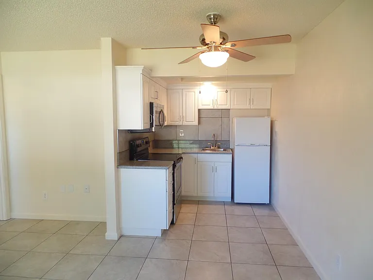 17 NE 5th St #6 — Photo 6