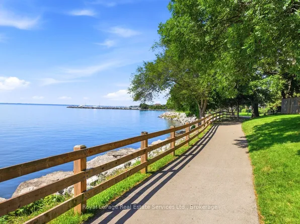 2120 Marine Dr #5, Oakville, ON L6L 1B7