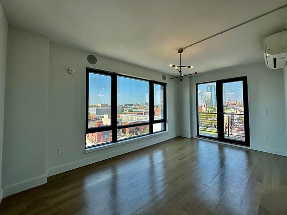 4th image of 880 Rogers Ave #511