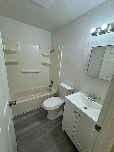 2 bed, 1.0 bath, $1,350 — Photo 3