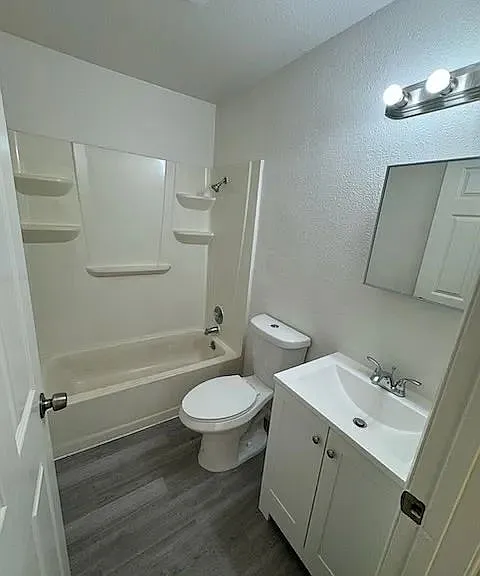 2553 Glen Ave — Photo 3
