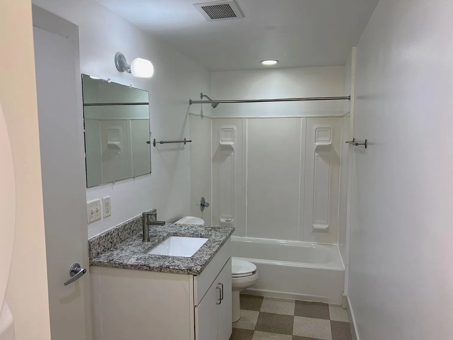 1 bed, 802 sqft, $1,355 — Photo 3