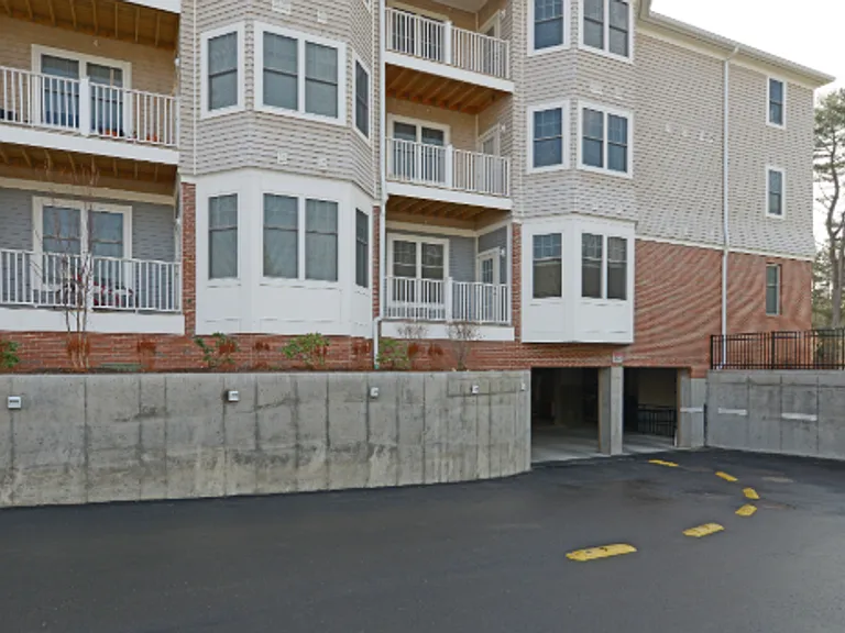 Edgewater Apartments — Photo 14