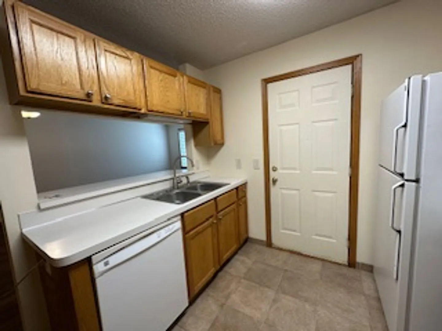 2 Bed | 1.5 Bath Townhome with Attached Garage- Apple Valley -Available NOW — Photo 4