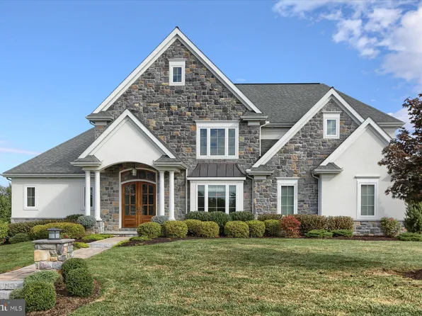 395 Lake Dr, Mechanicsburg, PA 17055