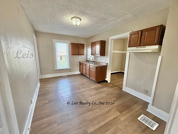 3rd image of 622 S Roosevelt Ave #1
