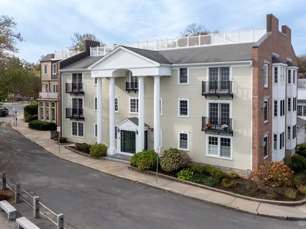 16 Carver St APT 201, Plymouth, MA 02360