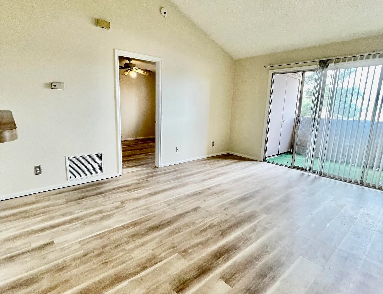 1 bed, 1.0 bath, 722 sqft, $1,275 — Photo 2