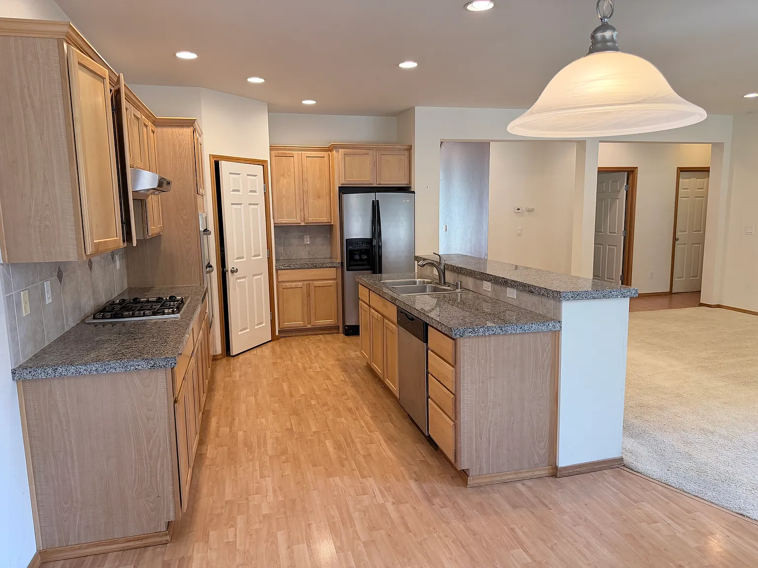 4 bed, 2.5 bath, 3130 sqft, $4,000 — Photo 3
