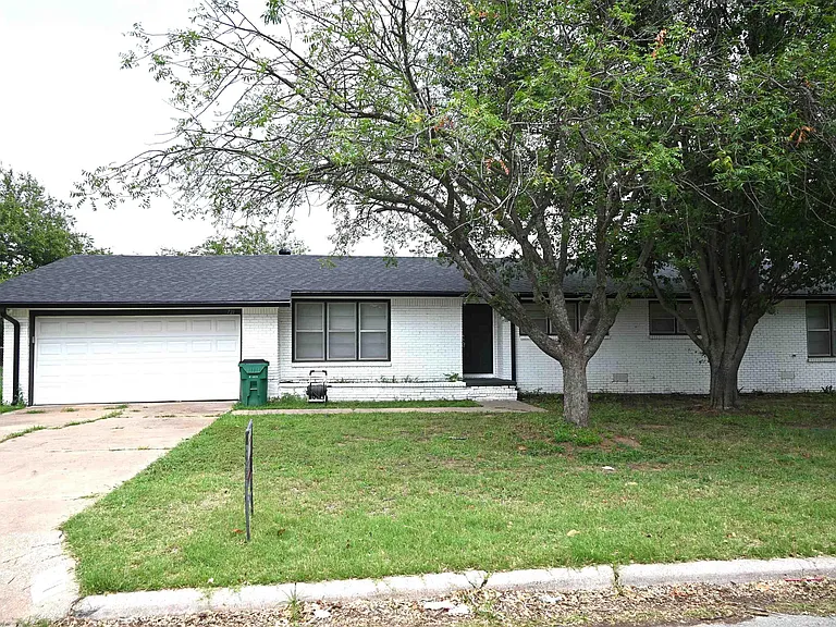 721 Maple St — Photo 1