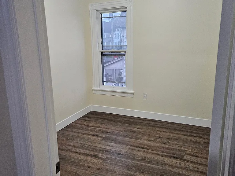 1/2 Division St — Photo 12