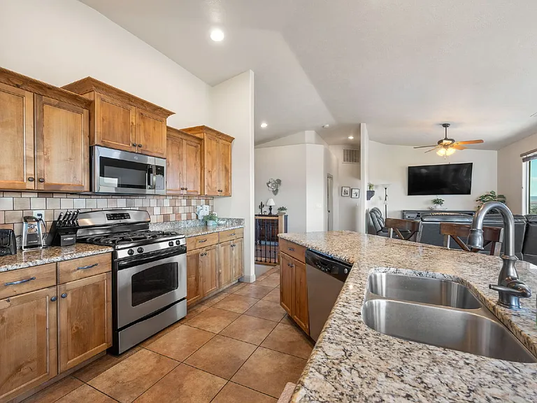 481 W Omni Ln — Photo 10