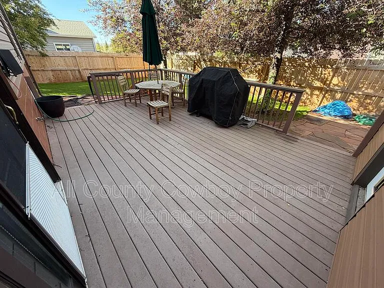 328 Stuart St — Photo 22