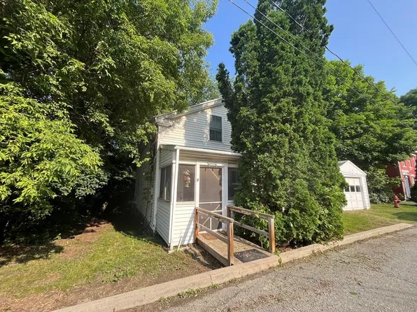 9 Beach St, Keeseville, NY 12944
