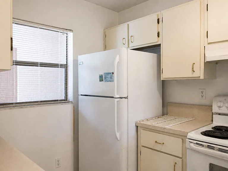 7260 Woodmont Ave #203 — Photo 2