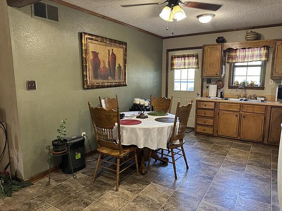 4th image of 935 Oak Manor Rd