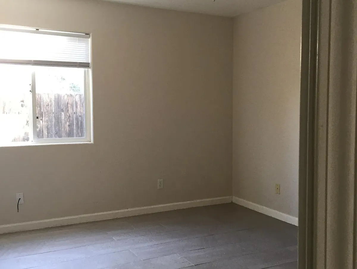 Building Photo - 5483 Greenoaks Dr