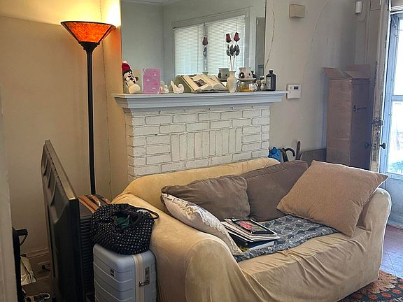 2nd image of 910 Chester St