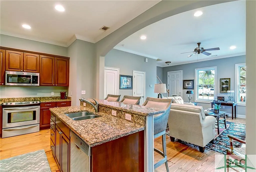3 bed, 2100 sqft, $4,500 — Photo 4