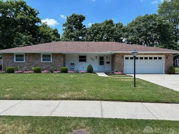 910 Crestview Dr, Troy, OH 45373