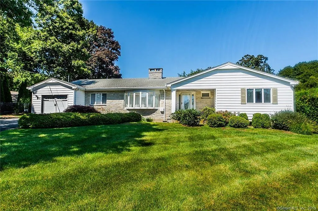 85 Admiral Dr — Photo 1