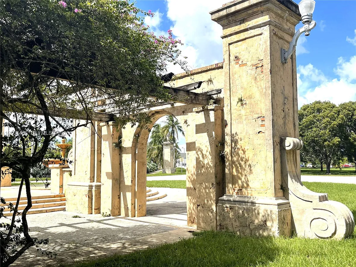 Building Photo - 1556 San Benito Ave