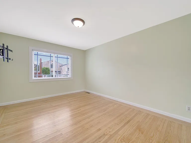 119 Claremont Ave — Photo 9