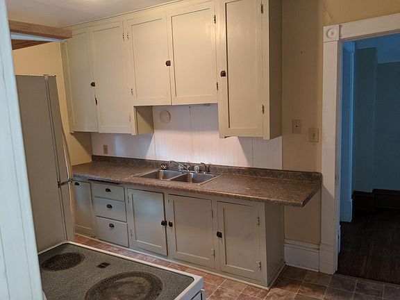 4th image of 331 1/2 Augusta Ave