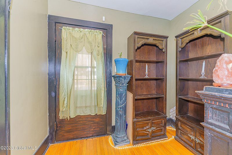 4th image of 1072 Lakeview Avenue