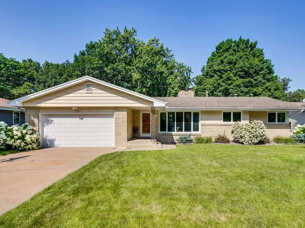 16 Oakwood Dr, New Brighton, MN 55112