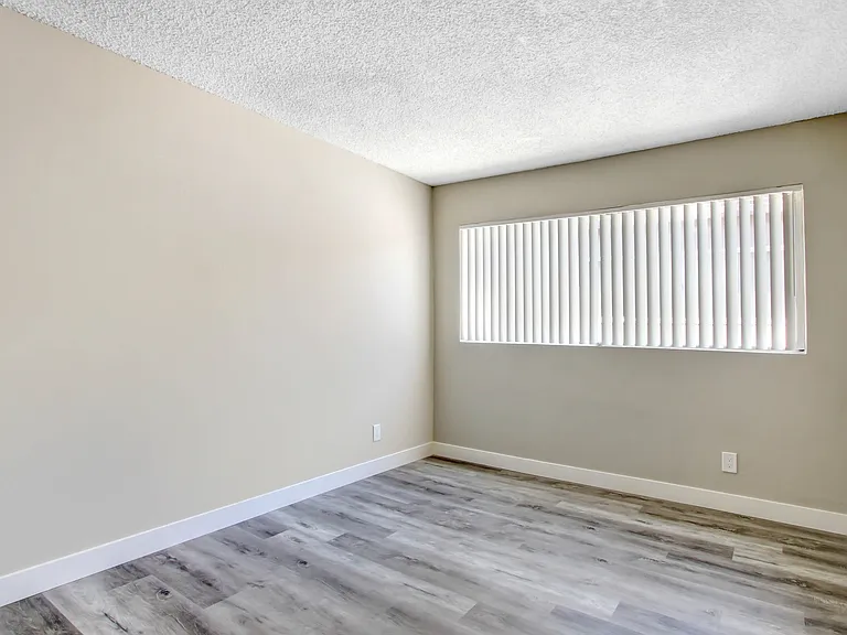 6219 Reseda Blvd — Photo 9