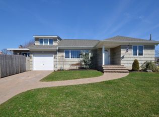 538 N Oak St, Massapequa, NY 11758