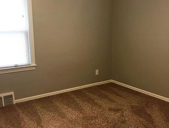 4th image of 1735 Longwood Dr