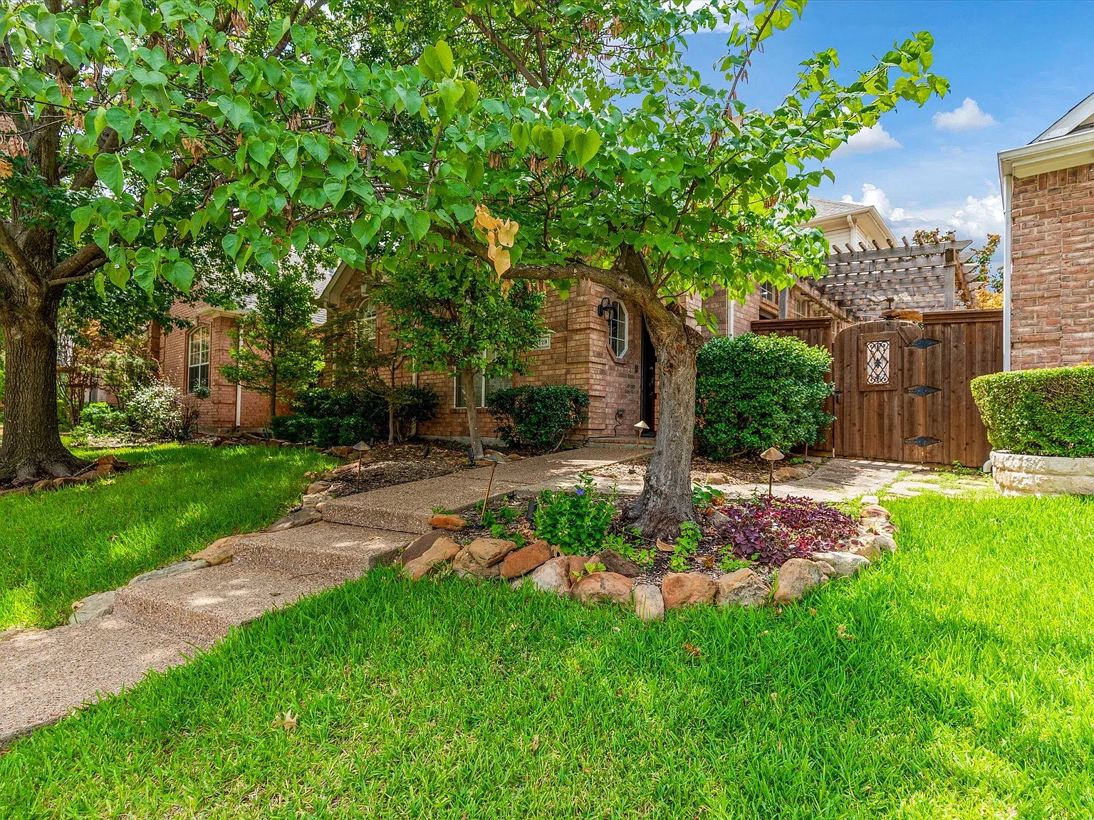 4 bed, 2.5 bath, 2124 sqft, $3,250 — Photo 4