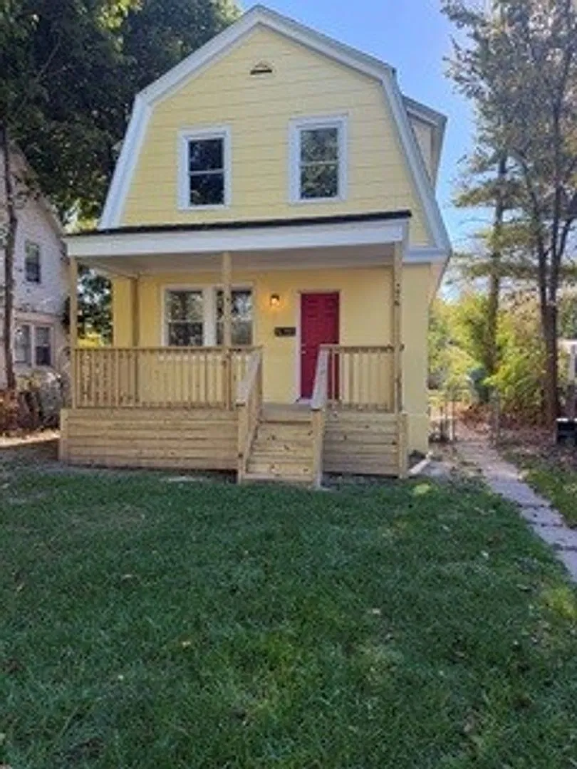 3 Bedroom w/basement — Photo 1